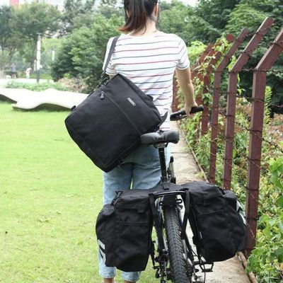 Femme marche côté sacoche porte bagage vélo partie supérieure bandoulière