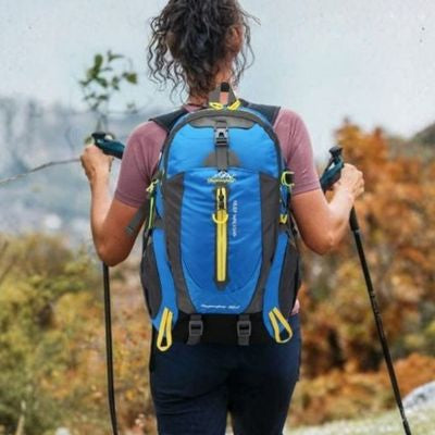 Femme marche nature sac a dos randonnée 40l