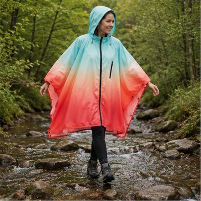 Femme marche petit ruisseau montagne cape pluie