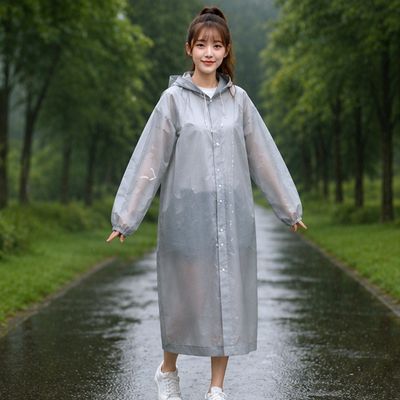 Femme marche petite route cape de pluie femme