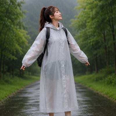 Femme marche route forestière cape de pluie femme