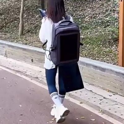 Femme marche sac a dos energie solaire route parc