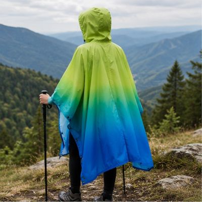 Femme marche sentier des crêtes montagne cape pluie