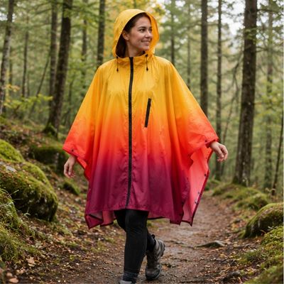 Femme marche sentier forêt montagne cape pluie