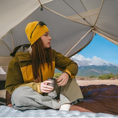 Femme pause café dans tente 1 places ultra légère