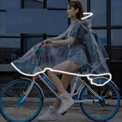 Femme pédale avec cape de pluie vélo nuit visible