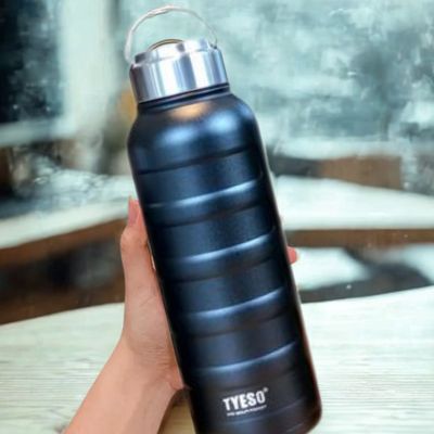 Femme présente bouteille isotherme 1l tempête neige