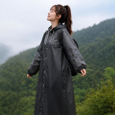 Femme profite journée cape de pluie femme