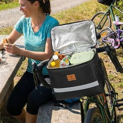 Femme rando vélo sacoche guidon vélo fixée