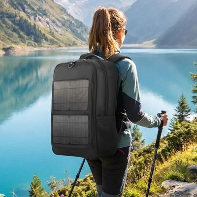 Femme randonne avec sac a dos solaire confortable