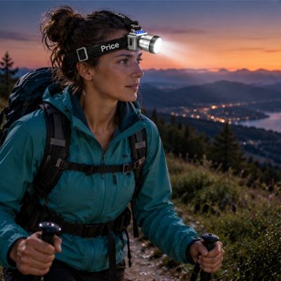 Femme randonne crêtes soir avec puissante lampe frontale