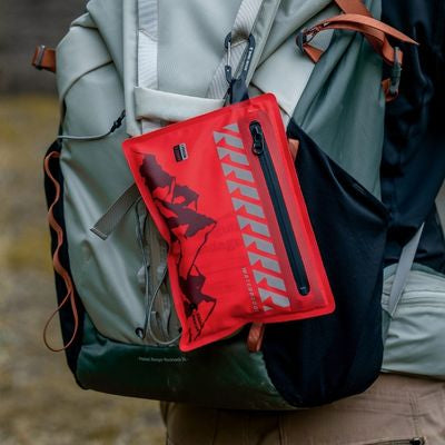 Femme randonne trousse de premier secours attachée extérieur sac
