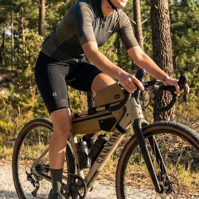 Femme randonnée sacoche de cadre pour vélo bien fixée
