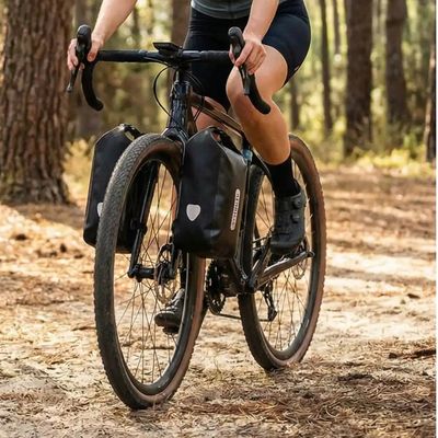 Femme randonnée sacoche fourche velo