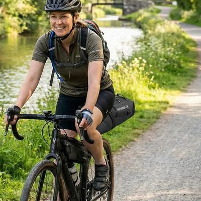 Femme randonnée voie verte sacoche selle velo bien attachée
