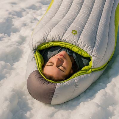 Femme repose sac de couchage grand froid dans neige