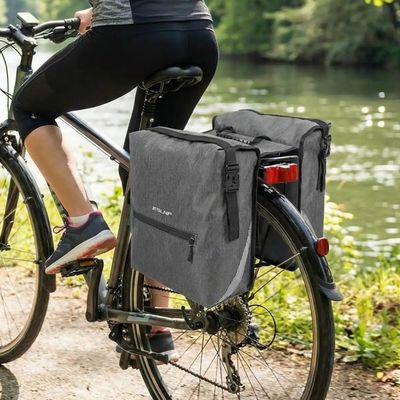 Femme roule tranquillement voie verte sacoche velo double