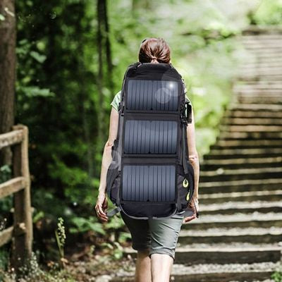 Femme sac a dos panneau solaire marche escalier
