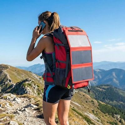 Femme sac a dos panneau solaire téléphone sentier crêtes