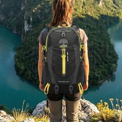 Femme sac a dos randonnée 40l admire méandre fleuve encaissé