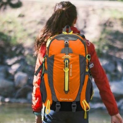 Femme sac a dos randonnée 40l bord lac
