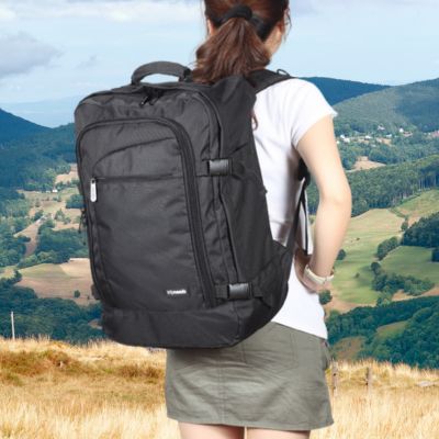 Femme sac randonnée observe paysage des Vosges