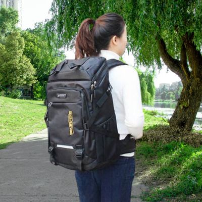 Femme sac randonnée observe rivière long voie verte