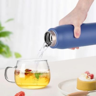 Femme sert avec bouteille isotherme purificatrice eau bien chaude