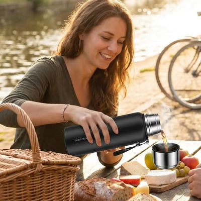 Femme sert thé table randonnée gourde isotherme 1l