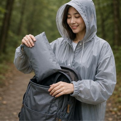 Femme sort cape de pluie femme de son sac dos
