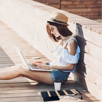 Femme terrasse assise plancher panneau solaire souple charge téléphone