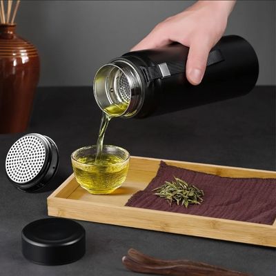 Femme verse gourde isotherme 1l pour remplir tasse thé