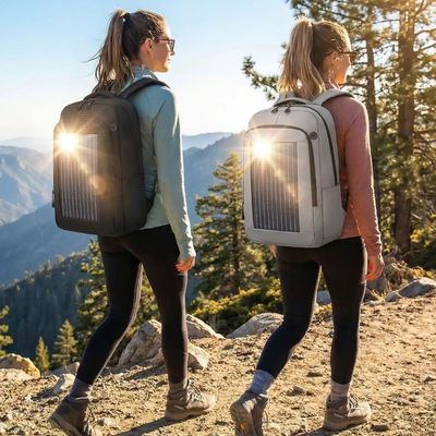 Femmes balade sentier sac chargeur solaire léger agréable