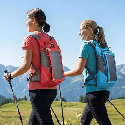 Femmes marche nordique sac a dos solaire plateau alpin