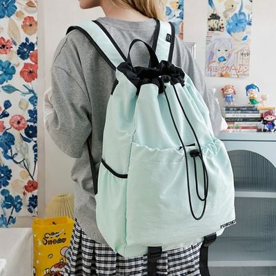Fille debout départ sac de voyage enfant sur dos