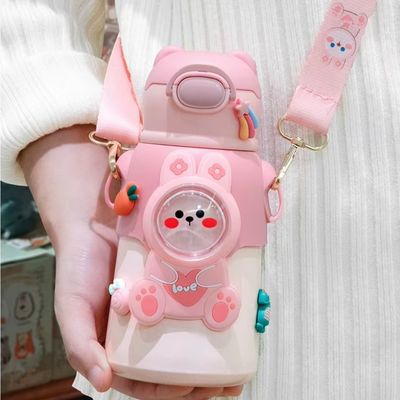 Fille montre main gourde isotherme enfant portée bandoulière