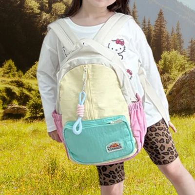 Fille sac a dos randonnee enfant marche champ