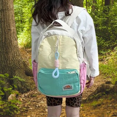 Fille sac a dos randonnee enfant marche chemin forêt