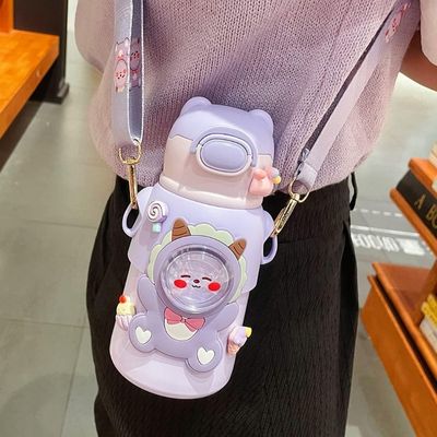 Fille transporte gourde isotherme enfant bandoulière dans dos