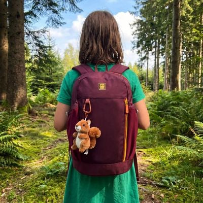 Fillette avec sac a dos enfant classe verte