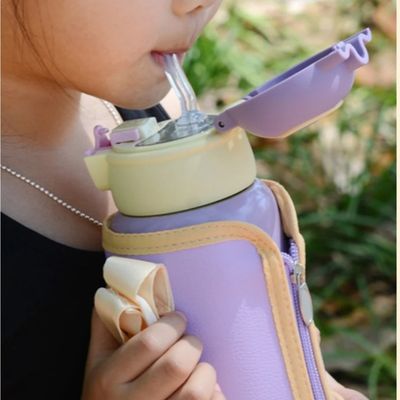 Fillette buvant paille gourde enfant pendant randonnée