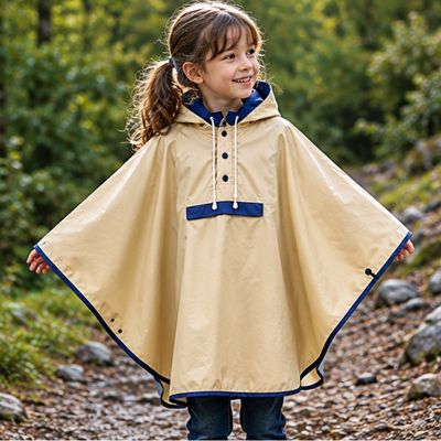 Fillette couverte poncho pluie enfant ample