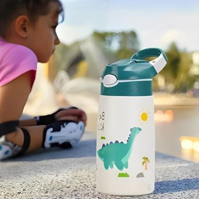Fillette équipée rollers gourde inox enfant posée côté elle