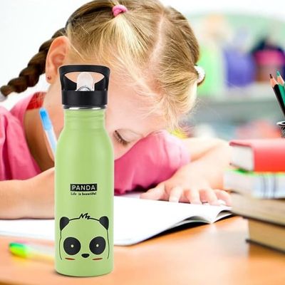 Fillette fait devoirs avec gourde isotherme enfant posée table