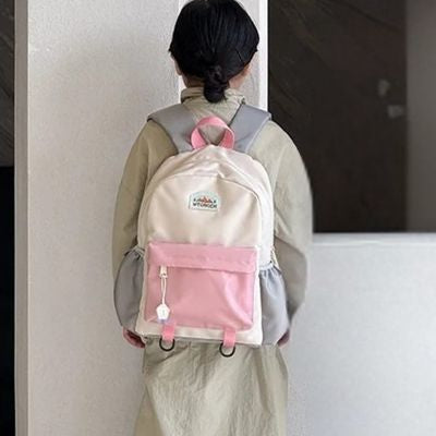 Fillette sac a dos enfant maternelle prête départ