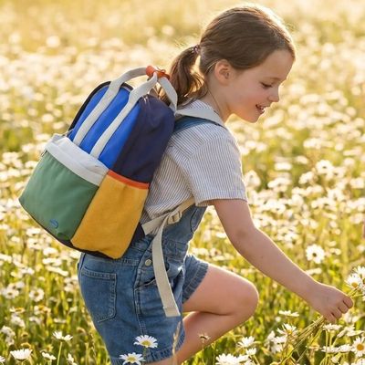 Fillette sac à dos randonnée enfant ramasse marguerites