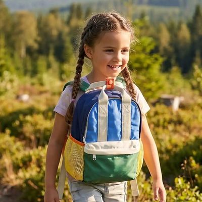 Fillette sentier crêtes sac à dos randonnée enfant
