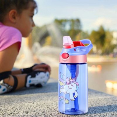 Fillette tenue rollers allongée avec gourde en plastique côté elle