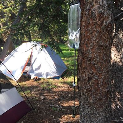 Filtre à eau par gravité fixé arbre dans campement