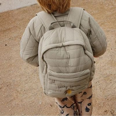 Garçon avec sac a dos enfants debout quai port